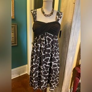 AGB GIRAFFE DRESS PRINT DRESS WOMEN SIZE 6 WITH NECKLACE. BEAUTIFUL BROWN BEIGE